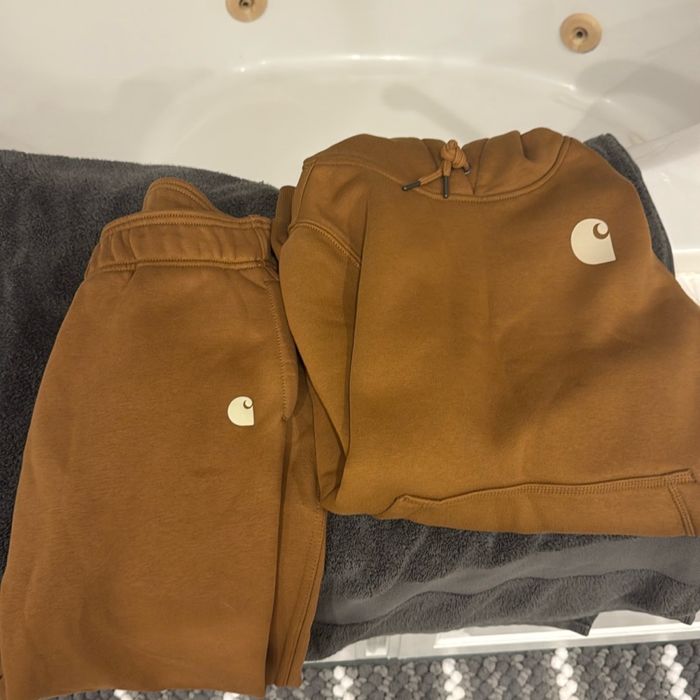 Carhartt sweatshirt and joggers set